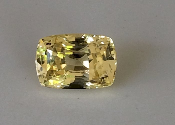 2.24 Cts Natural Yellow Sapphire Unheated Top Vivid Ceylon Sapphire